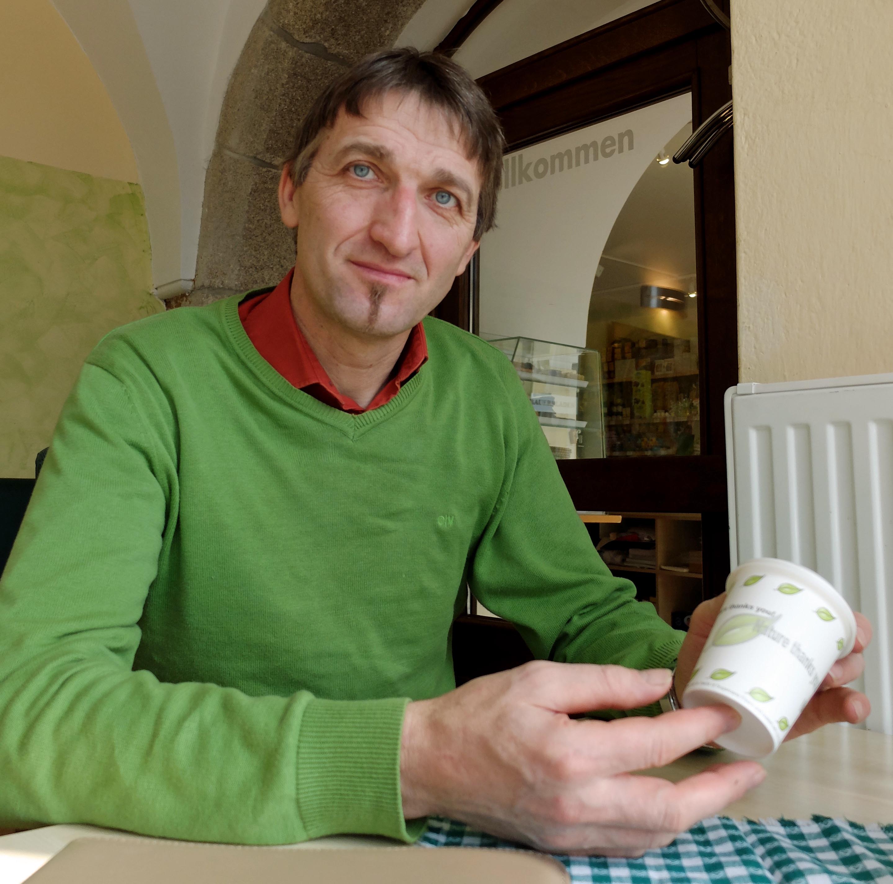 Richard Friesenecker, GF Bauernladen Freistadt, bietet auch eingefleischen Coffee-to-go-Trinkern eine umweltfreundliche Alternative.