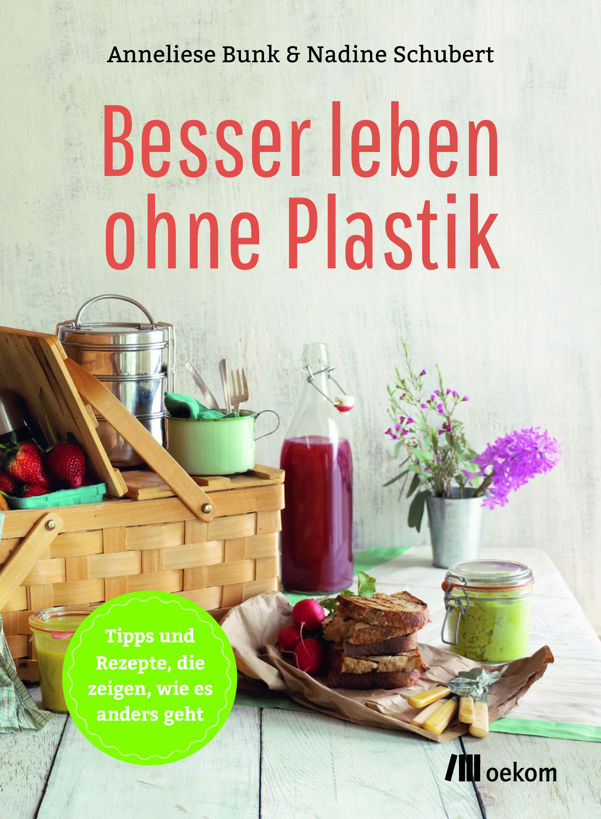 Was lest Ihr am Stand? Ich habe vergangenes Wochenende an der Adria einmal ausnahmsweise keinen Krimi gelesen, sondern den Ratgeber Besser leben ohne Plastik von Anneliese Bunk und Nadine Schubert. Beide Autorinnen haben vor mehr als zwei Jahren Plastik weitgehend aus ihrem Leben verbannt. Im ansprechend auf FSC-zertifiziertem Recyclingpapier gedrucktem und klimaneutral produziertem Buch fassen sie für potenzielle Nachahmungstäter wichtige und nützliche Informationen rund um das Thema zusammen: Von der Wirkung von Plastik auf unseren Körper und die Umwelt über mögliche Alternativen und deren Bewertung aus ökologischer Sicht bis hin zu vielen Tipps, wie man Plastikmüll vermeiden kann: Beim Einkauf, durch Upcycling, speziell wenn es um Kinder und ihre Bedürfnisse geht, um Produkte im Bad, im Haushalt, der Einrichtung bis hin zu Rezeptideen. Den Abschluss bilden praktische Tipps für den „Umstieg“ auf ein Leben ohne Plastik mit vielen Hinweisen, wo die Ausgansmaterialien für selbst gemixte Alternativprodukte erhältlich sind und Einkaufstipps. Nadine Schubert ist Journalistin und teilt ihre Erfahrungen auch auf ihrem Blog: besser-leben-ohne-plastik.de. Annelise Bunk ist Designerin und produziert auch die Naturtasche.de – umweltfreundlich in Deutschland produzierte Baumwollbeutel zum plastikfreien Einkauf loser Lebensmittel wie Obst, Gemüse und Brot. Fazit nach der kurzweiligen und interessanten Lektüre: Eine gute Zusammenfassung der Fakten rund ums Thema #plastikfrei. Die vielen Tipps und Rezepte machen Lust auf’s Nachmachen. Mit so einem Buch in der Hand wird man am Strand wesentlich öfter angesprochen als mit Wallander und Co – und kommt zu dem Schluss: das Plastik-Thema beschäftigt mehr Leute, als der Blick zum überquellenden Strand-Müllplatz und die vom Winde verwehten Plastiksackerl, die vereinzelt im Meer zu finden sind, nahelegen würde! Lesen lohnt sich.